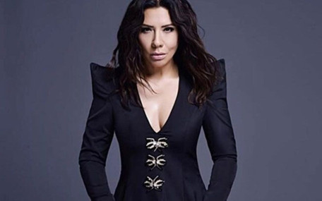 Ünlü şarkıcı Işın Karaca ayağını kırdı, sosyal medyadan fotoğraf paylaştı