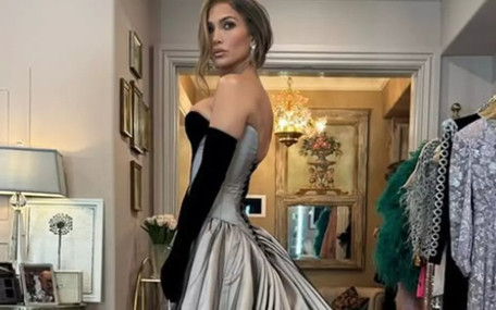 Jennifer Lopez’in askısız elbisesi sosyal medyada gündem oldu