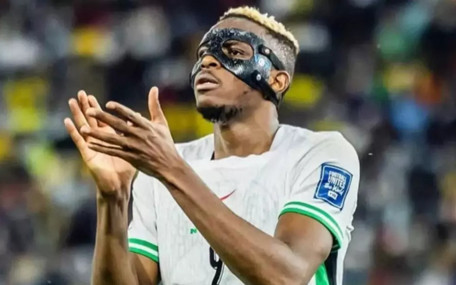 Osimhen gözyaşlarıyla oyundan çıktı! Gece yarısı sakatlık açıklaması