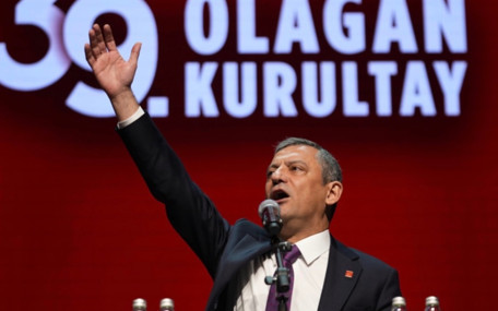 Özgür Özel oyların tamamını alarak yeniden CHP Genel Başkanı seçildi