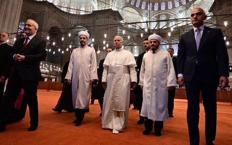 Papa Sultanahmet Camisine girerken ayakkabısını çıkardı