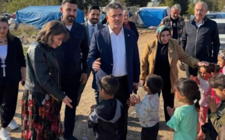 AKP'li kadın yönetici çıplak ayaklı çocukların yanına 80 bin liralık botla gitti