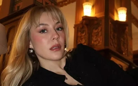 Anne olan Ege Kökenli kızıyla pozlarını paylaştı
