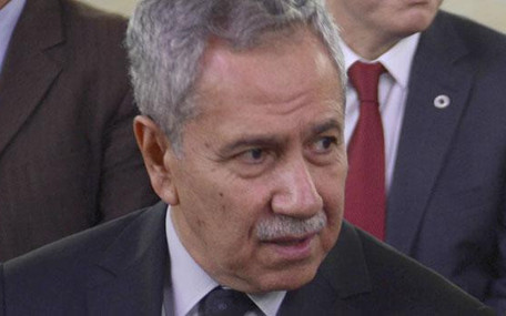 Arınç'tan başörtülü kadınlara kelepçe açıklaması