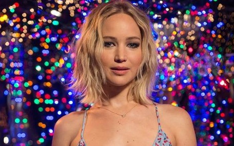 Jennifer Lawrence kalça gafı için özür diledi!