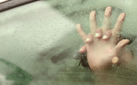 Apartmanın önünde seks yaptı, evinden oldu!