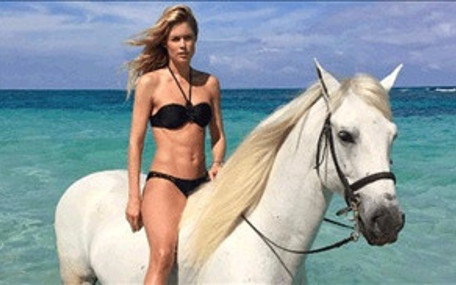 Doutzen Kroes beyaz at üzerinde