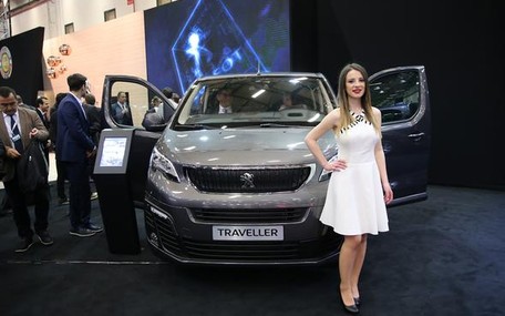 İstanbul Autoshow fuarında güzel kızlar otomobilleri solladı