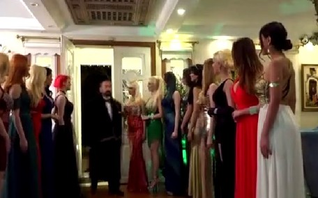 Adnan Oktar yılbaşında dansöz oynatıp kediciklerle eğlencenin dibine vurdu