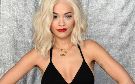 Rita Ora'dan 2018'e yatakta çıplak merhaba