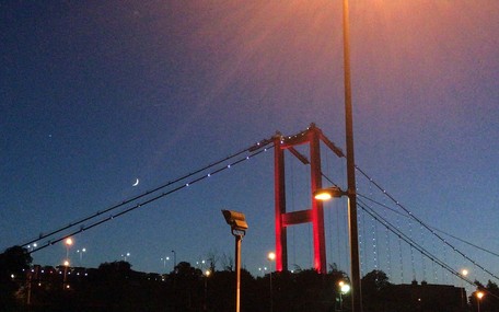 İstanbul'da 15 Temmuz gecesi duygulandıran ay yıldız görüntüsü