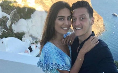 Mesut Özil'den Amine'ye 15 milyonluk düğün hediyesi