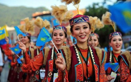 Güzel dansçı kızların gösterisi Bursa’yı salladı