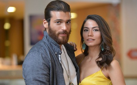 Erkenci Kuş'un yıldızları Demet Özdemir ve Can Yaman Beyrut yolcusu