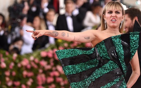 Miley Cyrus'tan kendisini elleyip öpmeye çalışan adama ve hak ettin diyenlere öfkeli yanıt