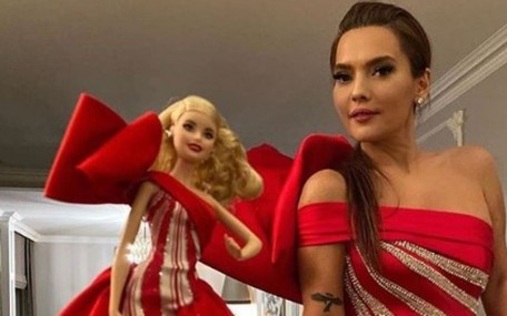 Demet Akalın'ın Barbie bebek elbisesi sosyal medyayı karıştırdı