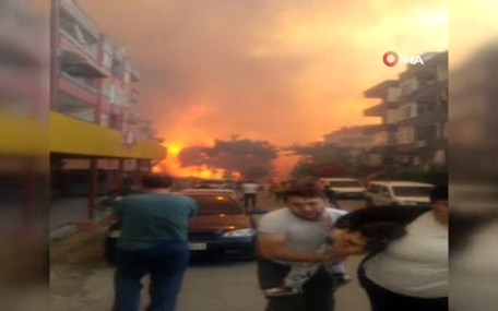 Elleriniz kırılsın: Hatay’da yangından dehşet görüntüler