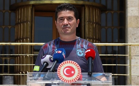 CHP'li Kaya Trabzonspor forması giydi: Cumhurbaşkanı'nı göreve çağırıyoruz