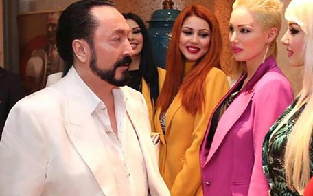 Adnan Oktar duruşmada da rahat durmadı: Çok güzelsin!