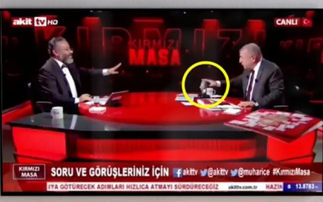 Ümit Özdağ Akit TV'de Masaya Atatürk Büstü Çıkardı