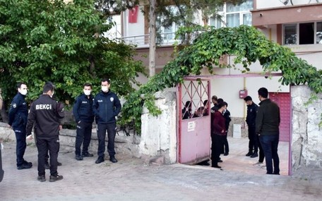 Yine Kadın Cinayeti; 4 yaşındaki Kızının Yanında Eşinin Boğazını Kesti