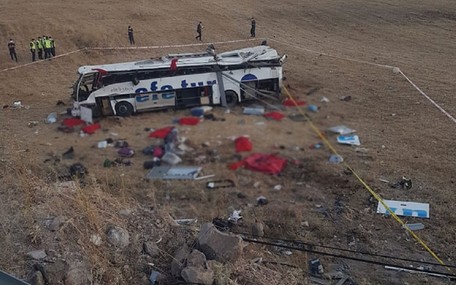 Balıkesir'de Yolcu Otobüsü Takla Attı: 14 Kişi Yaşamını Yitirdi