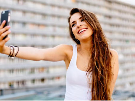 Sabah yazarı Karayel: Yeni bir trend başladı, akıllı telefonsuz bir nesil mi geliyor?