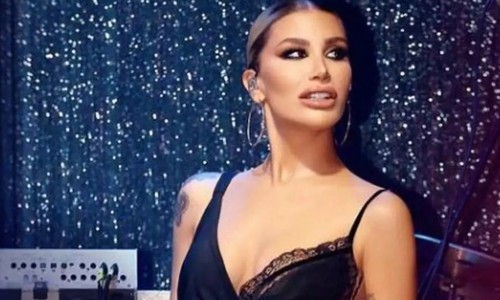 Survivor Atakan ile aşk yaşayan İrem Derici dekoltenin ölçüsünü abarttı