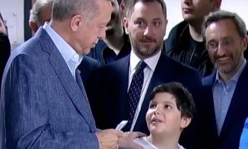 Seçim günü Erdoğan'ın yanındaki çocuk bakın kim çıktı?