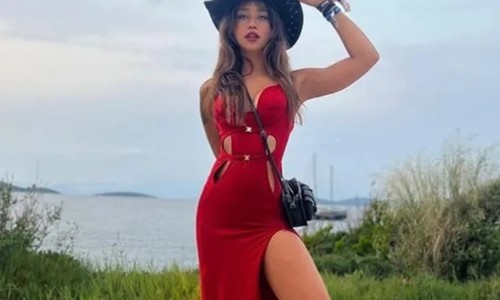 Zeynep Alkan Dekolteli Pozuyla Mest Etti