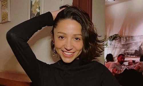 Zeynep Bastık sere serpe uzandı: İç çamaşırı görününce...
