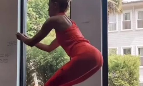 Model ve Sunucu Burcu Esmersoy Fit Fiziğiyle de Dikkat Çekiyor