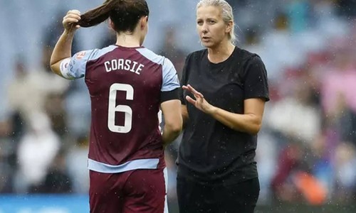 Aston Villa'nın kadın futbolcular o formayla sahaya çıktı