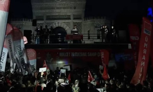 CHP'nin Beyazıt mitinginde meydan ışıkları neden karartıldı? Özgür Özel ne dedi?