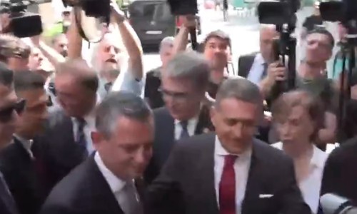 TÜSİAD Başkanı gözaltına alındıktan sonra ilk kez kamera karşısına çıktı: Özel'i kapıda karşıladı