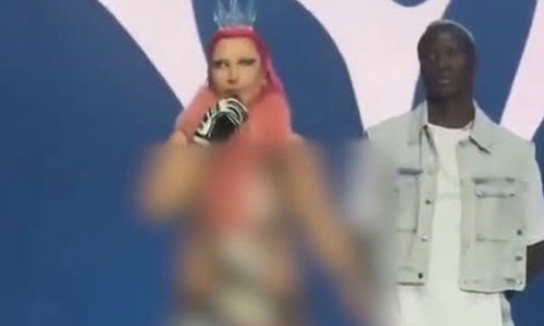AKP’ye yakın Yeni Şafak'tan Hande Yener'e hem sansür hem hakaret