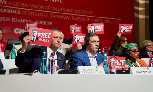 Sosyalist Enternasyonal toplantısında CHP'nin konuğu olan İspanya Başbakanı Sanchez İmamoğlu'nun adını bile anmadı
