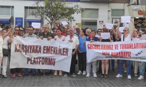 Emekliler sokağa çıktı, bayram ikramiyelerine zam istedi