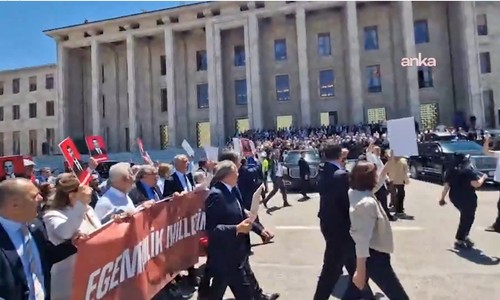CHP ve AKP milletvekilleri sokakta karşı karşıya geldi, ortalık karıştı
