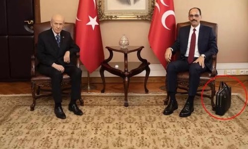 Bir an olsun yanından ayırmadı: MİT Başkanı Kalın’ın siyah çantası gündem oldu