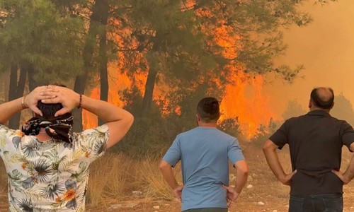 Antalya’da Aksu, Manavgat, Muratpaşa’da orman yangını büyüyor: Alevler evlere sıçradı