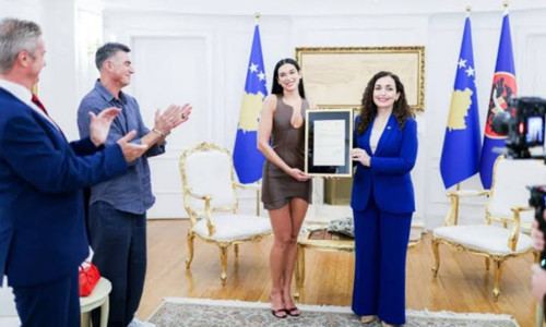 Kosova Cumhurbaşkanı Dua Lipa için kararname çıkardı