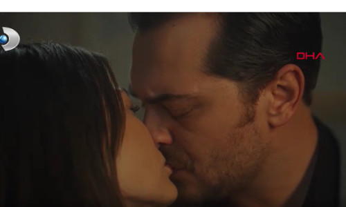 Eşref Rüya'da Çağatay Ulusoy ve Demet Özdemir'in ateşli öpüşme sahnesi olay oldu