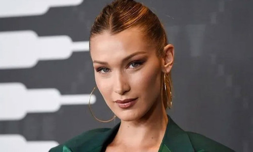 Türk lezzetlerine hayran Bella Hadid künefe yerken poz verdi