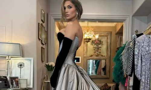 Jennifer Lopez’in askısız elbisesi sosyal medyada gündem oldu