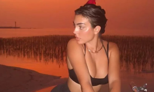 Cristiano Ronaldo’nun nişanlısı, kırmızı bikinisiyle plajda göz doldurdu