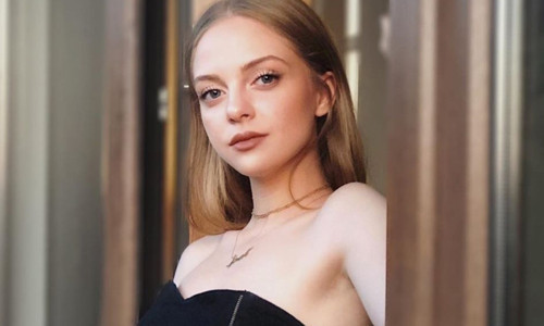 GQ ödül gecesinde cesur tercih: İpek Filiz Yazıcı sütyensiz kombinle dikkat çekti