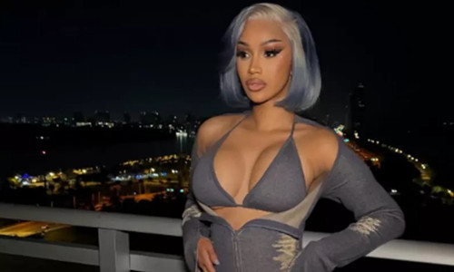 Cardi B, Suudi Arabistan’da başörtüsü ve pardösüyle spor yaptı