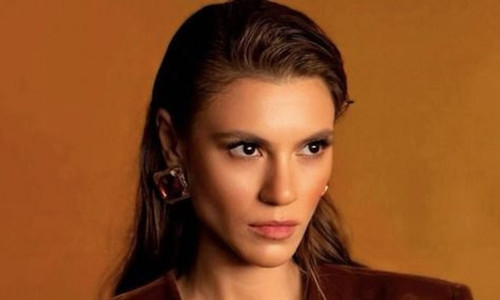 Yüsra Geyik’in derin dekolteli elbisesi sosyal medyayı salladı