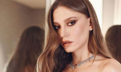 Serenay Sarıkaya ELLE Style Awards 2026’ya damga vurdu
